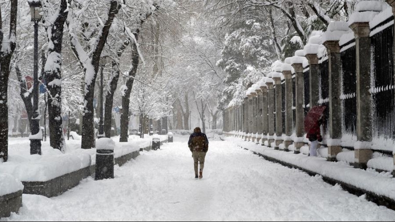 Vista del Paseo del Prado en Madrid, este sábado, cubierto de nieve tras el paso de la borrasca Filomena.