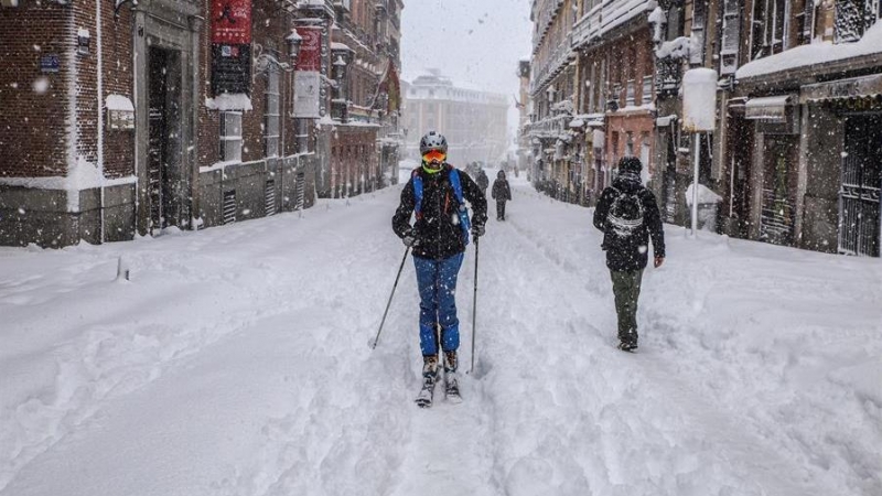 Un hombre esquía en la calle Mayor de Madrid, este sábado.