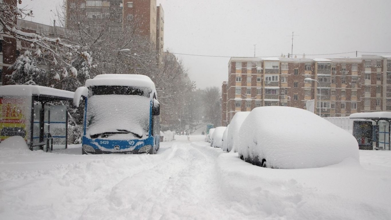 09/01/2021. Vehículos sepultados por la nieve en Madrid. - EFE