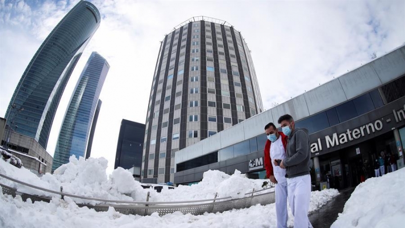 Vista del Hospital La Paz y sus alrededores cubiertos de nieve tras el paso de la tormenta Filomena por Madrid.