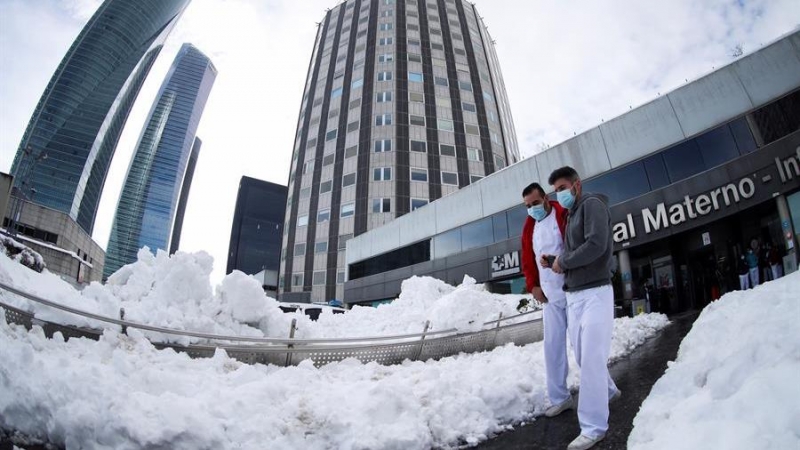 Vista del Hospital La Paz y sus alrededores cubiertos de nieve tras el paso de la tormenta Filomena por Madrid.