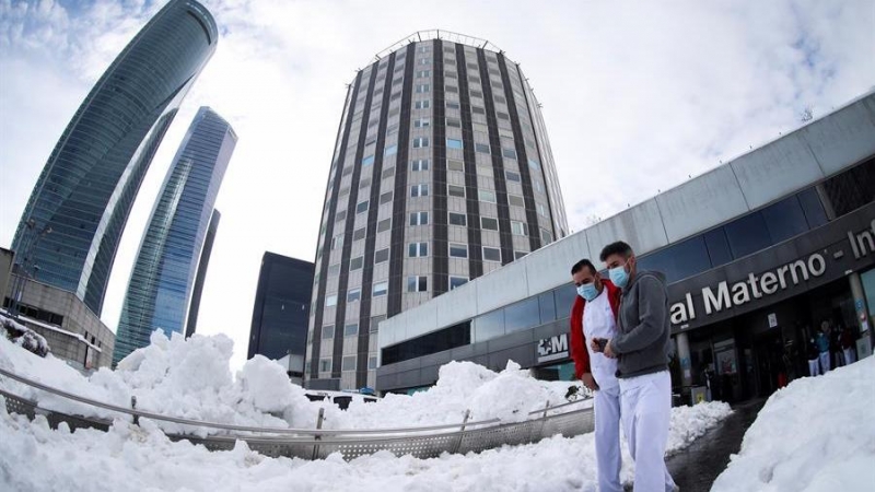 Vista del Hospital La Paz y sus alrededores cubiertos de nieve tras el paso de la tormenta Filomena por Madrid.