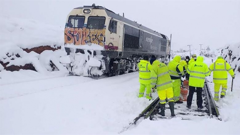 Vista de los trabajos de retirada de la nieve en vías Teruel, tras el paso de la borrasca Filomena.