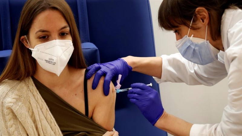 Una enfermera del Hospital Clinic de Barcelona administra la primera de las dos dosis de la vacuna Pfizer BioNTech a una sanitaria este domingo en el que el centro sanitario ha continuado con la vacunación de sus trabajadores sanitarios contra la covid-19