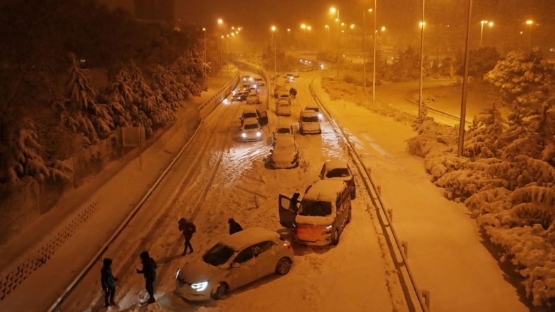 09/01/2021. Los conductores salen de los vehículos durante la nevada en mitad de la M-30, este sábado en Madrid, y abandonan los coches por no poder continuar. - Reuters