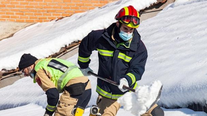 10/01/2021. Los bomberos de Toledo han limpiado varios tejados en la mañana de este domingo. - EFE