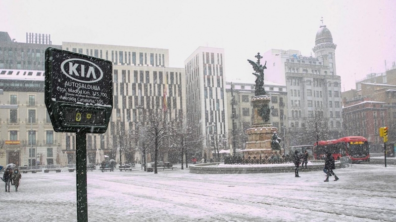 09/01/2021. La plaza de España de Zaragoza también ha quedado cubierta de nieve. - EFE