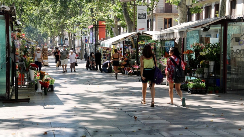Gente paseando por La Rambla de Barcelona.