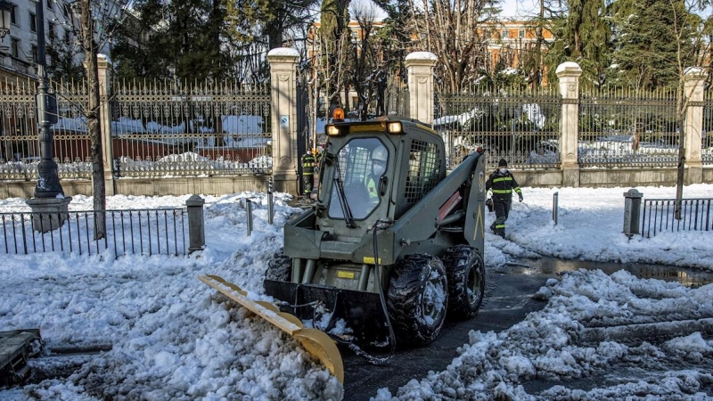 Efectivos de la Unidad Militar de Emergencias UME, despejan de nieve el entorno de la Plaza de Cibeles en Madrid, este domingo. A partir de esta madrugada se espera la llegada de una ola de frío, con un acusado descenso de las temperaturas a partir del l