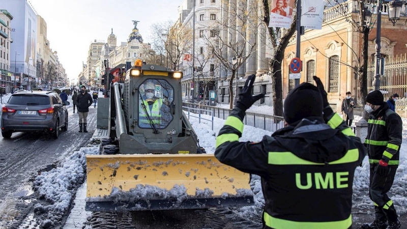 Efectivos de la Unidad Militar de Emergencias UME, despejan de nieve el entorno de la Plaza de Cibeles en Madrid, este domingo. A partir de esta madrugada se espera la llegada de una ola de frío, con un acusado descenso de las temperaturas a partir del l