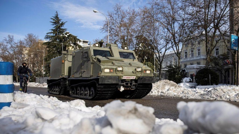 Efectivos de la Unidad Militar de Emergencias (UME) despejan de nieve el entorno de la Plaza de Cibeles en Madrid.