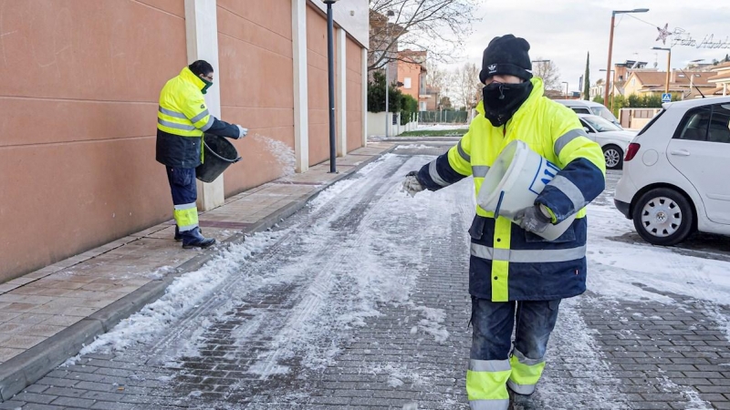 ARROYO DE LA ENCOMIENDA (VALLADOLID), 11/01/2021.- Operarios del servicio de limpieza de Arroyo de la Encomienda (Valladolid) esparcen sal por las calles del municipio. El servicio de emergencias 1-1-2 de Castilla y León gestionó 1.089 incidencias entre l