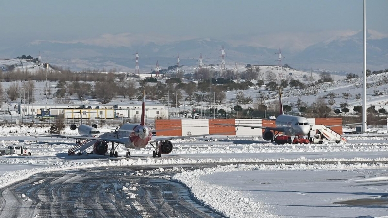 Vista de una pista en la Terminal 4 del aeropuerto Adolfo Suárez Madrid-Barajas este lunes en Madrid. El ministro de Transportes, José Luis Ábalos, ha asegurado este lunes que antes de plantearse una posible declaración de Madrid como zona especialmente a