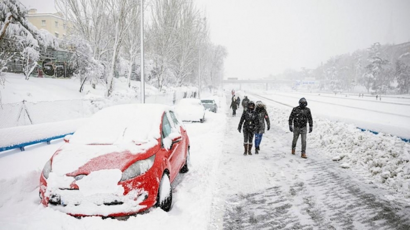 Coches abandonados en la salida de la M30 a Ventas Madrid, este sábado. — Rodrigo Jiménez / EFE