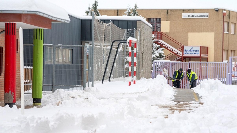 Operarios trabajando en un colegio de Ávila este domingo para quitar la nieve acumulada.