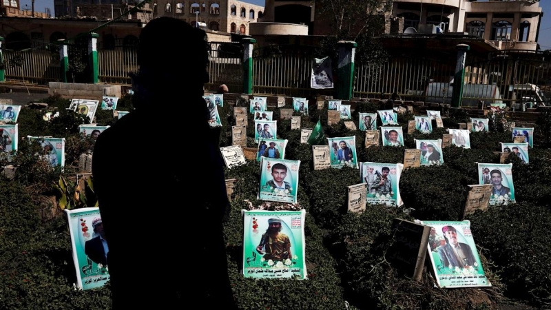 Un yemení camina entre los retratos de las tumbas de los últimos yemeníes, que supuestamente fueron asesinados en la guerra en curso del país, durante el aniversario de la Semana de los Mártires celebrada por los hutíes en un cementerio de Yemen