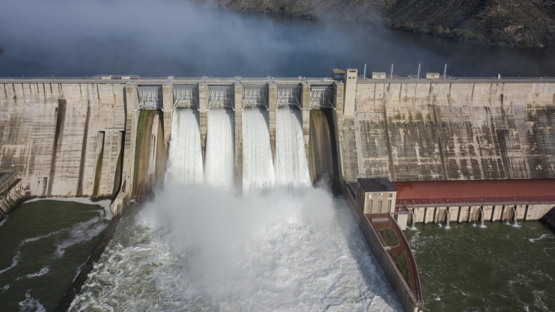 La presa de Mequinensa desembassant aigua