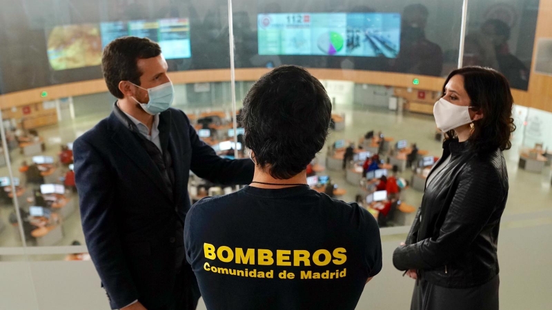 El líder del PP, Pablo Casado, y la presidenta madrileña Isabel Díaz Ayuso junto a un representante de los bomberos madrileños.