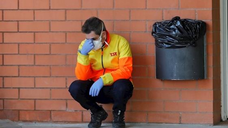 Un sanitario descansa en el exterior del Hospital de Igualada.