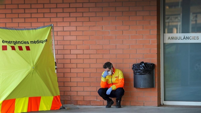 Un sanitario descansa en el exterior del Hospital de Igualada.