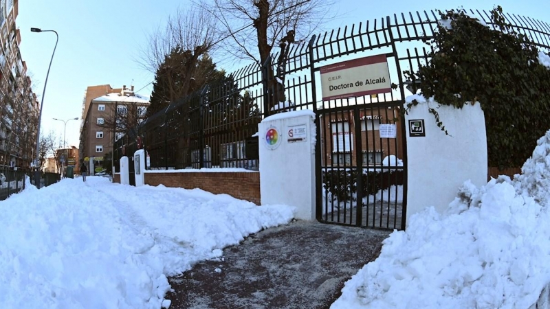 El colegio Doctora de Alcalá permanece cerrado este martes, en la localidad madrileña de Alcalá de Henares. Colegios cerrados hasta el 18 de enero, supermercados desabastecidos y hospitales intentando recuperar la normalidad son algunas de las consecuenci