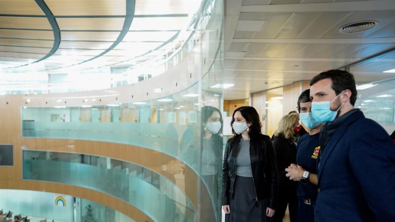 La presidenta de la Comunidad de Madrid, Isabel Díaz Ayuso, junto al presidente del PP, Pablo Casado (d), en su visita este martes al centro de coordinación de emergencias de Madrid 112.