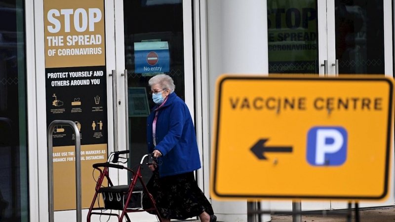 Una mujer sale de un centro de vacunación masiva en Empton, Reino Unido. Siete grandes centros para la vacunación masiva contra la covid-19 abrieron este lunes en Inglaterra, con los que el Gobierno británico espera acelerar el plan de inmunización de la