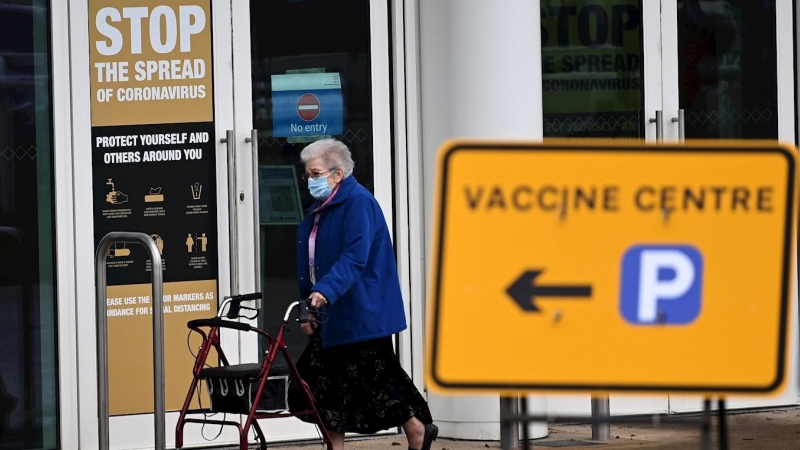 Una mujer sale de un centro de vacunación masiva en Empton, Reino Unido. Siete grandes centros para la vacunación masiva contra la covid-19 abrieron este lunes en Inglaterra, con los que el Gobierno británico espera acelerar el plan de inmunización de la
