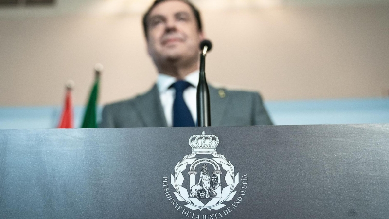 Juanma Moreno, con el escudo con la corona real y el laurel.