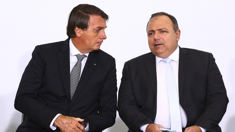 El presidente Bolsonaro y el general Pazuello, ministro de sanidad, han tenido malentendidos respecto a la vacuna Coronavac, producida por el laboratorio chino Sinovac en colaboración con el Instituto Butantan.