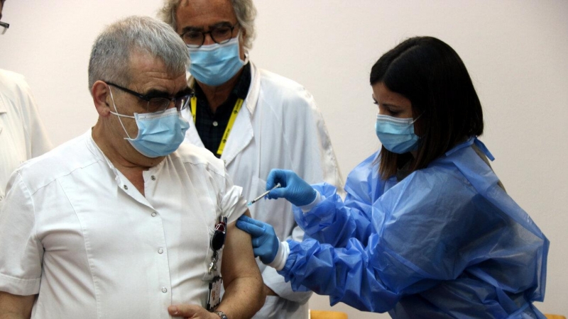 El primer sanitari en vacunar-se a l'Hospital de la Santa Creu i Sant Pau ha estat Pere Domingo, coordinador Covid.