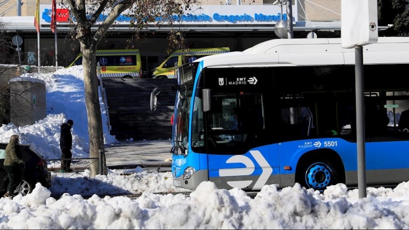Un autobús a su paso por el hospital Gregorio Marañón de Madrid.