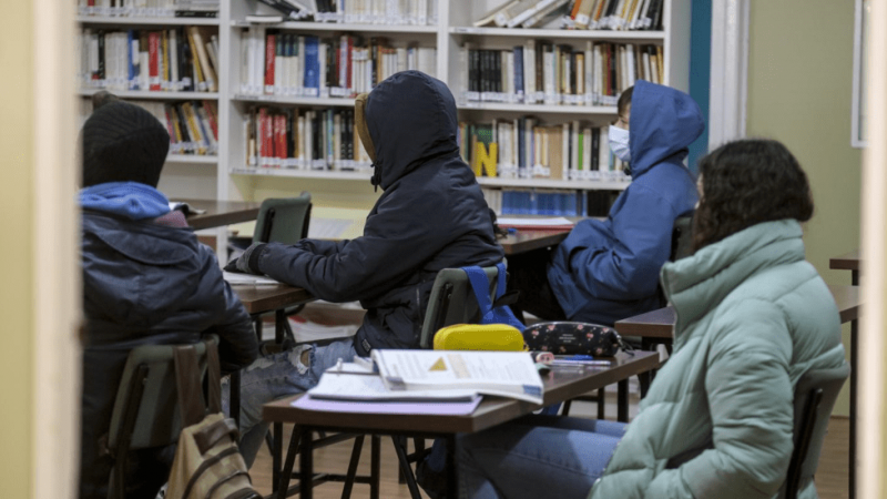 Estudiantes dando clase con abrigo, en una imagen de archivo.