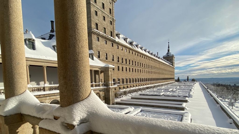 Monasterio de San Lorenzo cubierto de nieve