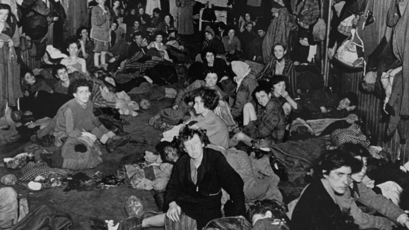 Supervivientes gitanos del campo de concentración nazi de Bergen-Belsen.