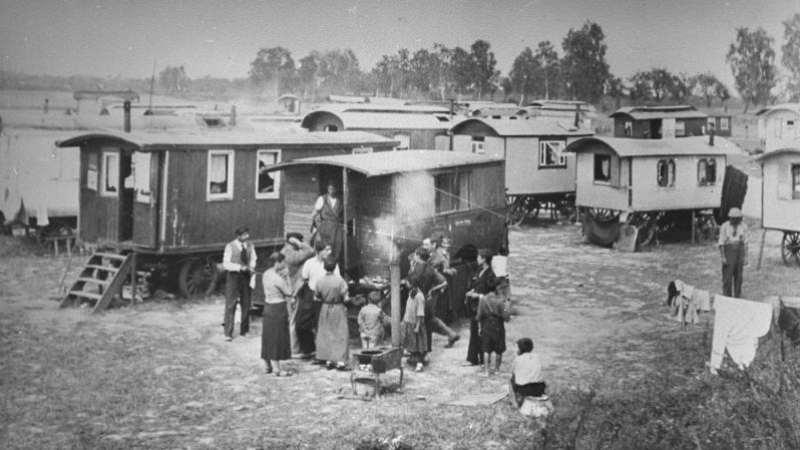 Gitanos en el campo de concentración nazi de Marzahn.