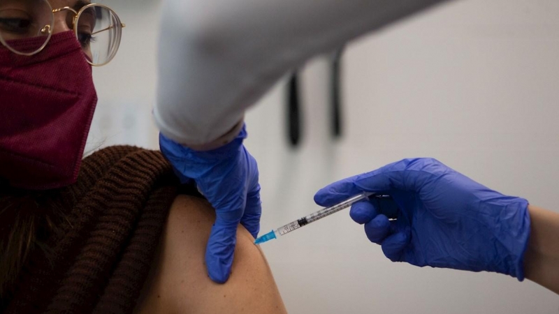 Una enfermera pone una vacuna en Barcelona.
