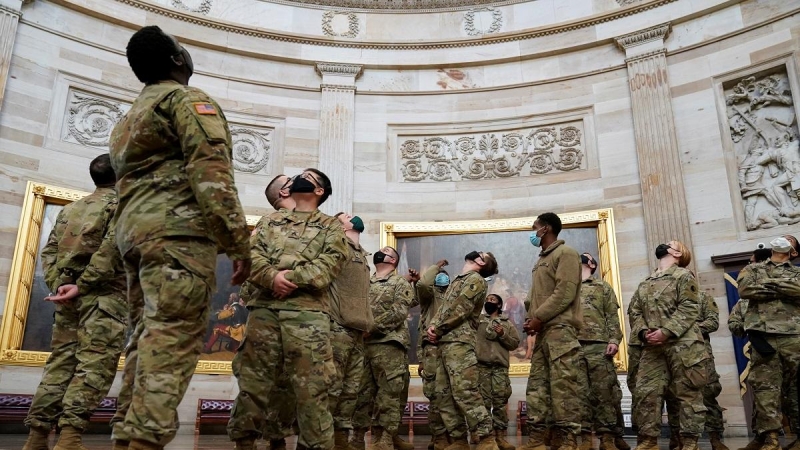 Los miembros de la Guardia Nacional miran el techo y se reúnen mientras los demócratas debaten un artículo de juicio político contra el presidente de Estados Unidos, Donald Trump, en el Capitolio de Estados Unidos.