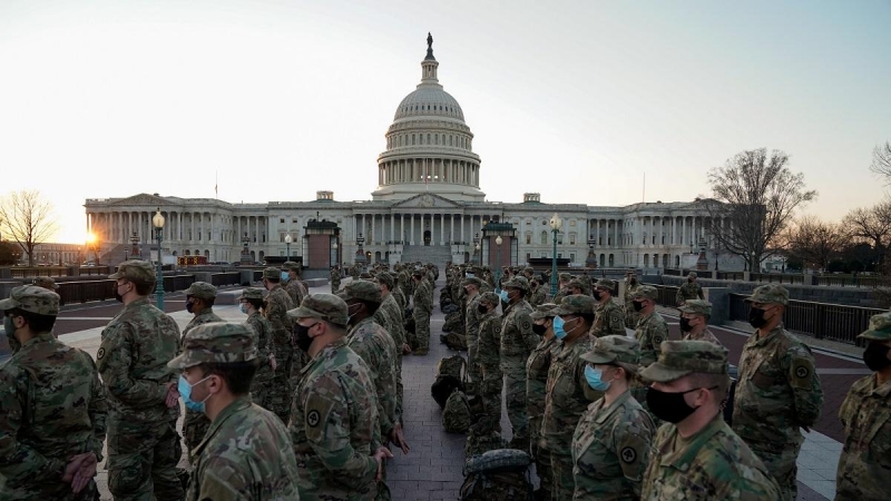 Miembros de la Guardia Nacional a las afueras del Capitolio.