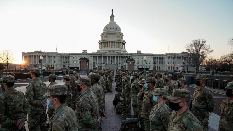 Miembros de la Guardia Nacional a las afueras del Capitolio.