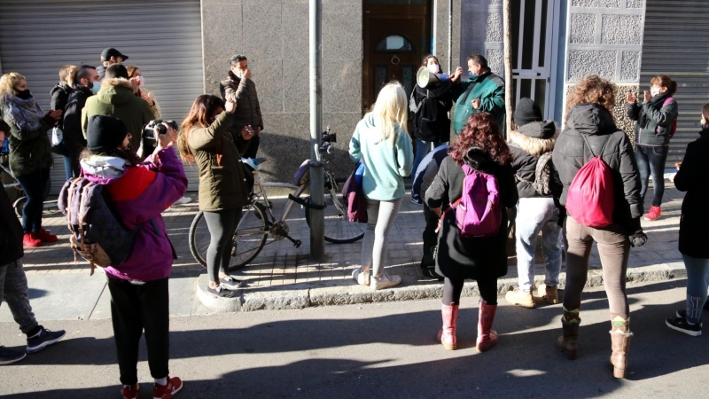 Imatge dels activistes que han aturat el desnonament a l'Hospitalet.