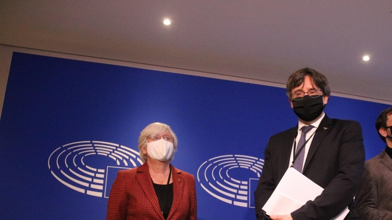 Els eurodiputats Carles Puigdemont, Clara Ponsatí i Toni Comín a l'entrada de la vista pel suplicarori.