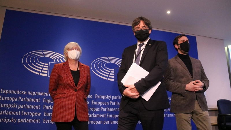 Els eurodiputats Carles Puigdemont, Clara Ponsatí i Toni Comín a l'entrada de la vista pel suplicarori.