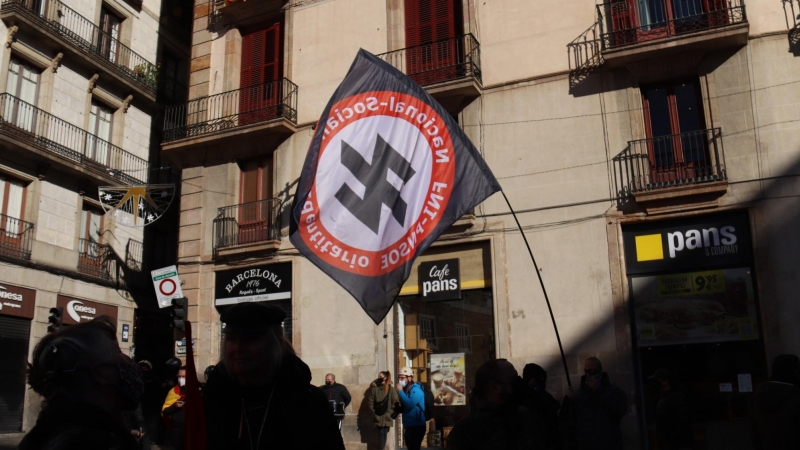 Bandera del partit ultradretà FNI-PNSOE en un acte de Vox a Barcelona.