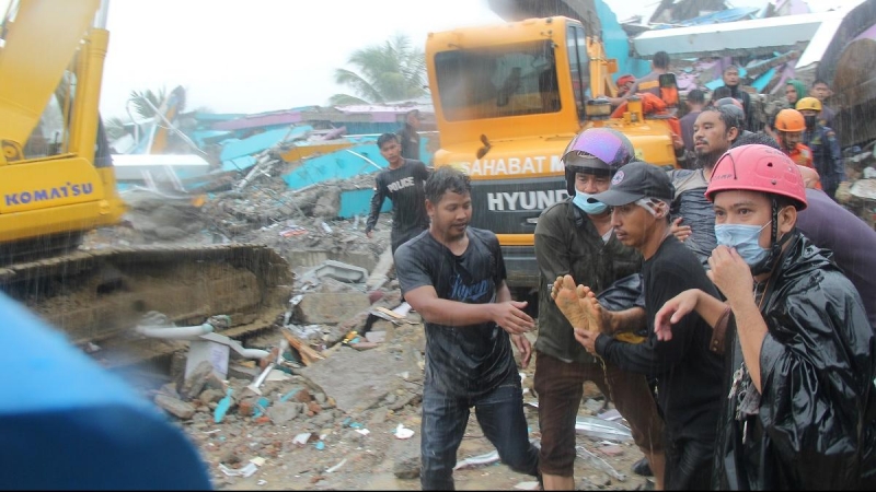 Servicios de rescate buscan supervivientes entre los escombros de varios edificios en la ciudad de Mamuju, Indonesia.