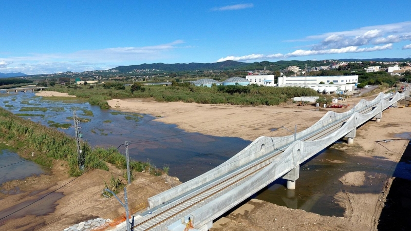 El nou pont entre Malgrat de Mar i Blanes que substitueix al que el Glòria va destruir.