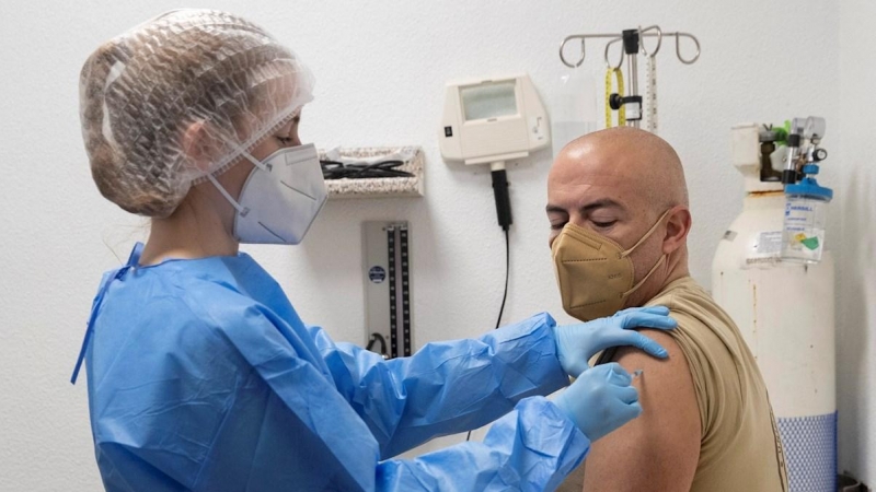 Una enfermera de la armada española pone la vacuna contra en coronavisrus a un soldado, este jueves en el Arsenal de Cartagena.