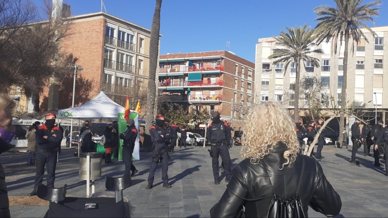 16/01/2021. Manifestantes antifascistas se concentran frente a la carpa de Vox. - Gala Pin