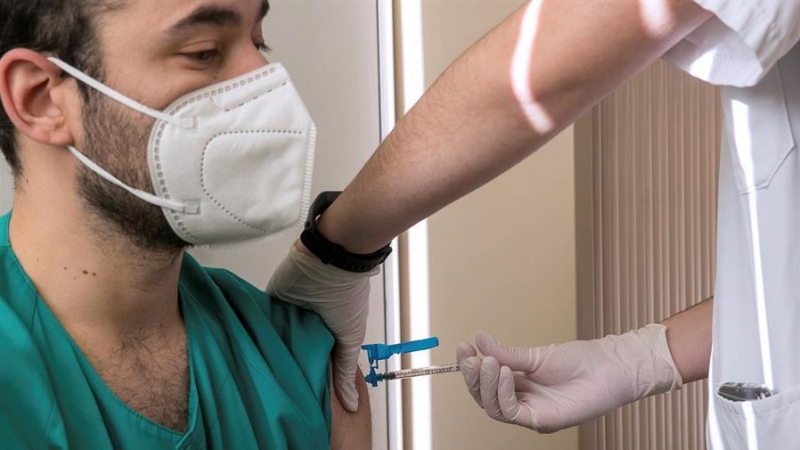 Un sanitario recibe la vacuna contra la covid-19.