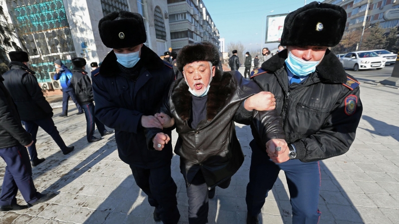 10/01/2021. Un manifestante de la oposición es detenido por las fuerzas de seguridad de Kazajistán el día de las elecciones parlamentarias, este 10 de enero. - Reuters